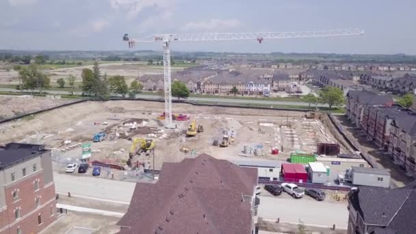 Widok z lotu ptaka powierzchni mieszkalnych i budowy miasta 4k - Materiał filmowy, wideo