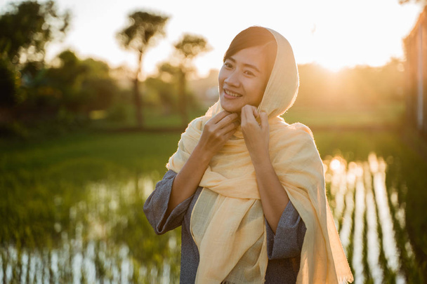 woman with yellow hijab outdoor - Foto, Imagem