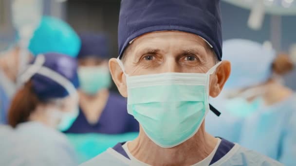 Πορτρέτο του ώριμου χειρουργό στο χειρουργείο   - Πλάνα, βίντεο