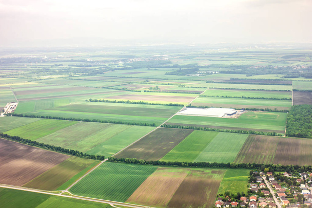 Suburbio de Viena. Vista desde la ventana del avión
 - Foto, imagen