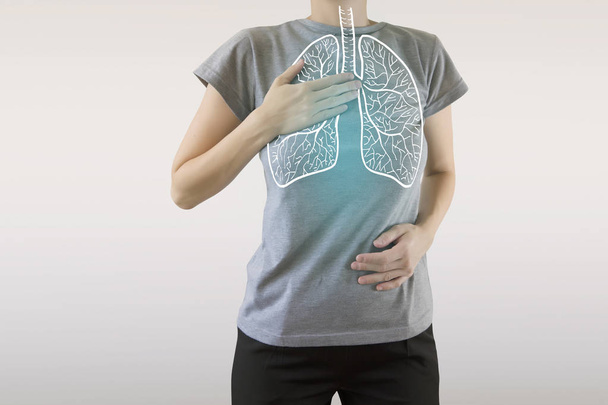 highlighted blue  healthy lungs on woman body / healthy lifestyl - Foto, afbeelding
