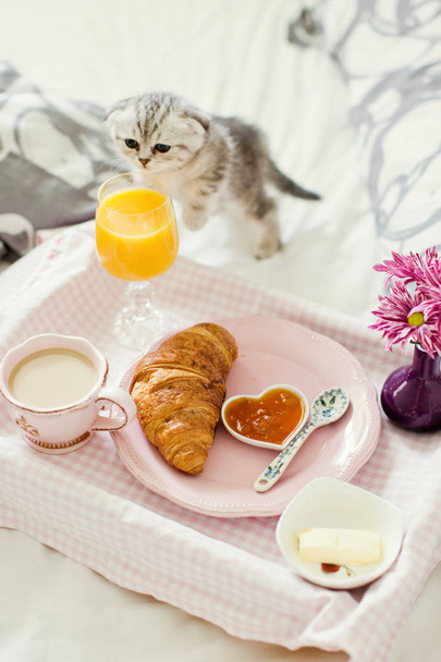 francouzská snídaně v posteli - Fotografie, Obrázek