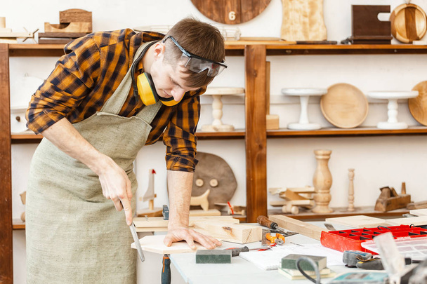 Hombre carpintero en el trabajo en casa o taller. Experiencia artesanal
  - Foto, Imagen