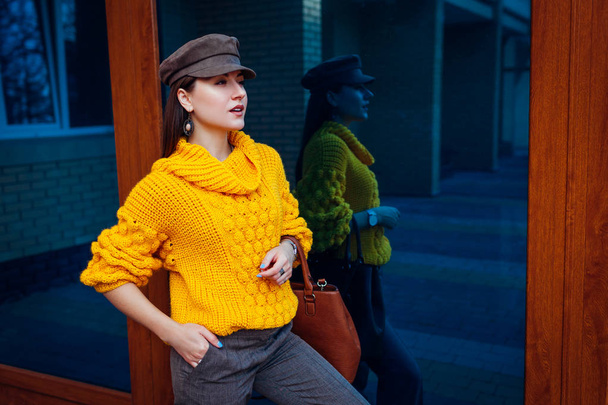 junge Frau mit stylischem Outfit und Handtasche im Freien. Frühling weibliche Kleidung und Accessoires. Mode - Foto, Bild