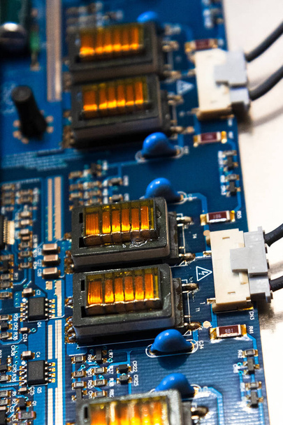 Close-up monitor power supply chip - 写真・画像