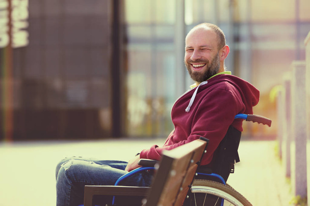щасливий чоловік на інвалідному візку
 - Фото, зображення
