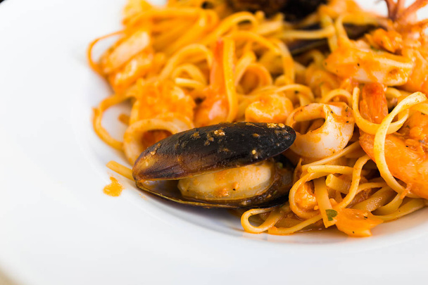 Spagetti a tenger gyümölcsei, kagyló és a tintahal  - Fotó, kép