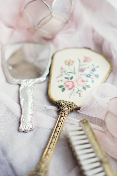 Вінтажне ручне дзеркало і щітка для волосся
 - Фото, зображення