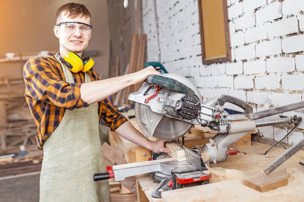 Artesanato masculino trabalhando com máquina de serra automatizada na fábrica ou
  - Foto, Imagem