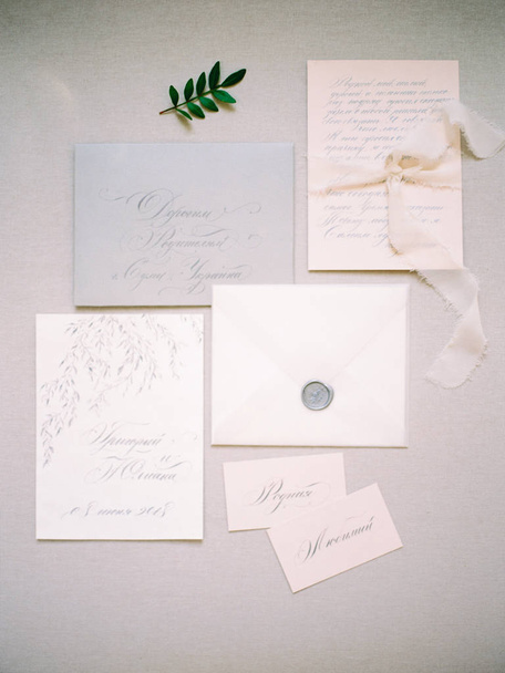ensemble de cartes de calligraphie de mariage et ruban
  - Photo, image