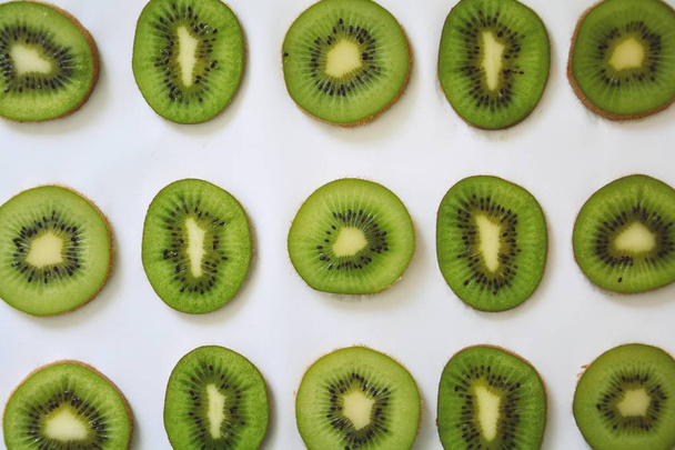 La fruta kiwi tiene un fondo blanco
.  - Foto, imagen