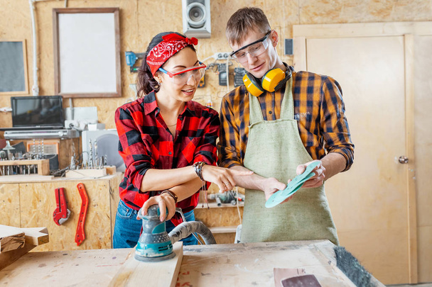 мужчина и женщина как команда, работающая в мастерской с деревом и po
 - Фото, изображение