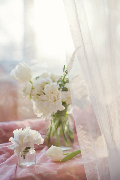 white carnations in glass jar - Φωτογραφία, εικόνα