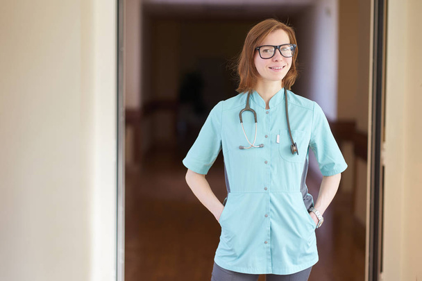 Usmívající se portrét bílé zrzka žena lékaře se stetoskopem  - Fotografie, Obrázek
