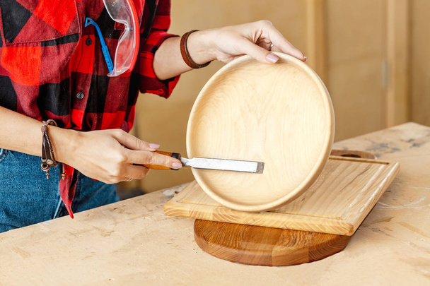 Tischlerin mit Meißelarbeit mit geschnitztem Holz - Foto, Bild