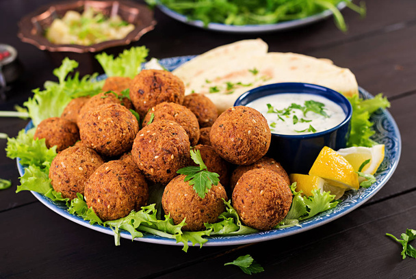 Falafel, hummus a pita. Středního východu či Arabská jídla na tmavém pozadí. Halal jídlo. - Fotografie, Obrázek