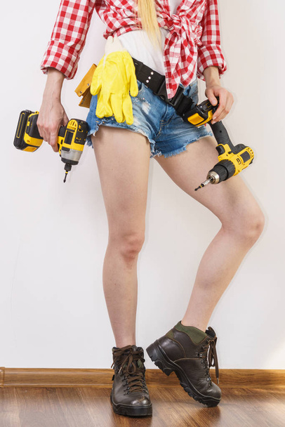 Woman with toolbelt and drill - Foto, Imagem