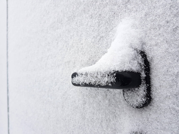 Door handle on the gate or gate is covered in snow in winter - Φωτογραφία, εικόνα