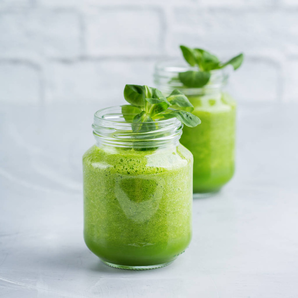 Frullato verde con verdure per una dieta sana, cruda e vegana
 - Foto, immagini