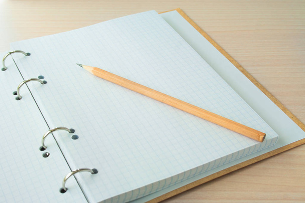 Crayon et stylo avec bloc-notes
 - Photo, image