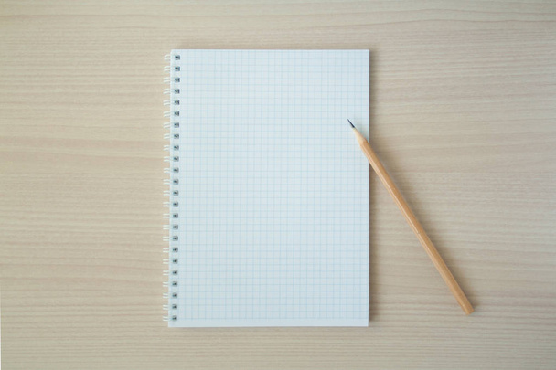 Lápis e caneta com bloco de notas
 - Foto, Imagem