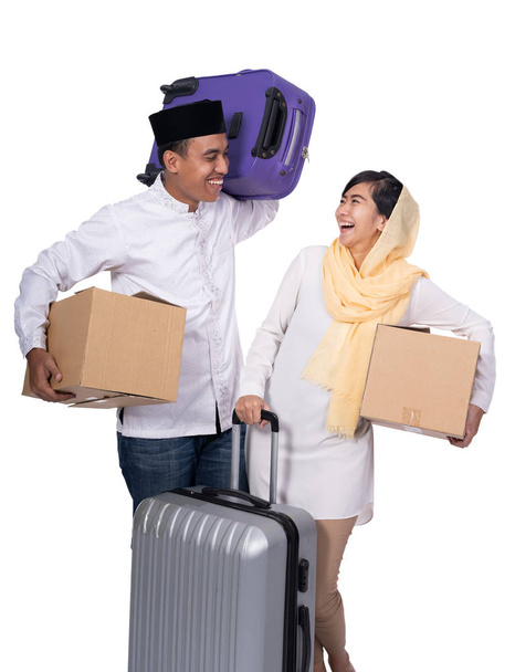 збуджена мусульманська пара з валізою на білому тлі
 - Фото, зображення