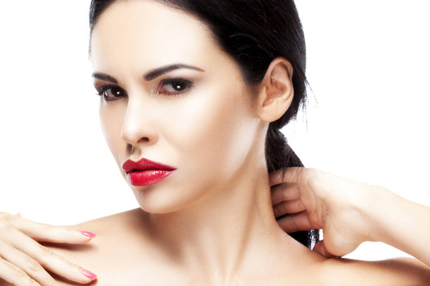 Portret van de vrouw met moderne rode lippen make-up op witte achtergrond - Foto, afbeelding