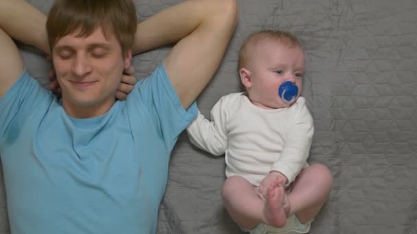 Μωρό αναπαύεται με τον πατέρα - Πλάνα, βίντεο