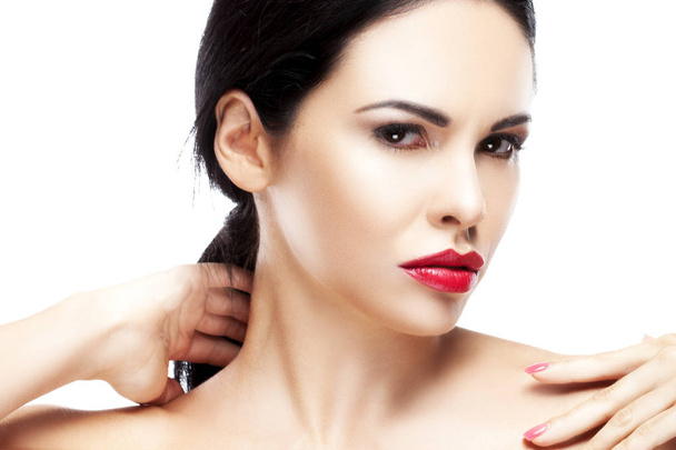 Πορτρέτο της γυναίκας με μοντέρνα κόκκινα χείλη μακιγιάζ σε λευκό φόντο - Φωτογραφία, εικόνα