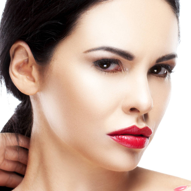 Porträt einer Frau mit modernen roten Lippen Make-up auf weißem Hintergrund - Foto, Bild