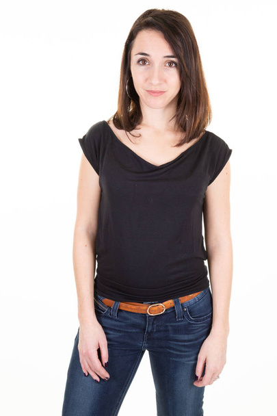 Vrouw Staand-portret in jeans en zwarte shirt onder witte achtergrond - Foto, afbeelding
