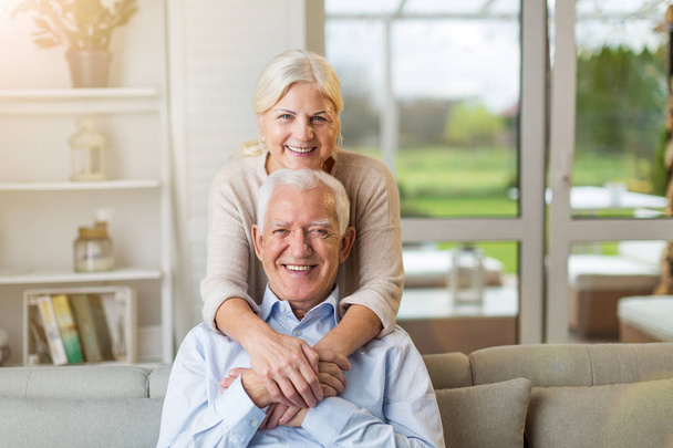 boldog idős pár otthon - Fotó, kép