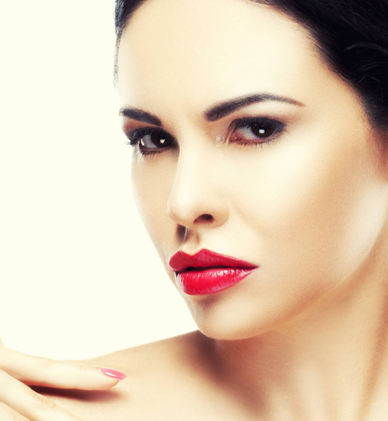 Portré nő a modern vörös ajkak smink fehér háttér - Fotó, kép