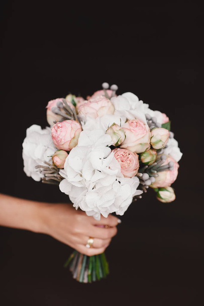 hermoso ramo de bodas. Elegante novia de ramo de boda de rosas rosadas, clavel blanco y flores verdes. Vista lateral. Decoración de la boda
. - Foto, Imagen