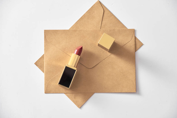 Szczęśliwy Valentine's Day koncepcja na arkuszu papieru vintage szminką - Zdjęcie, obraz