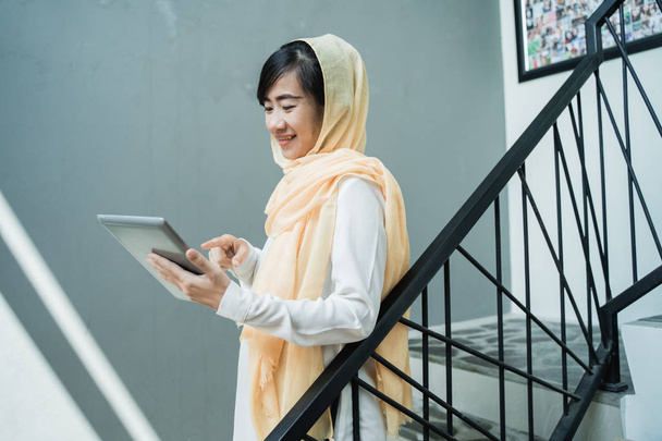 muslim woman wearing hijab using tablet pc - Foto, Imagen