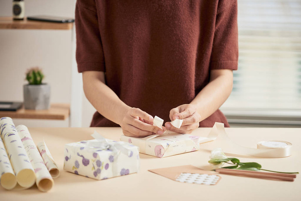 Detail žena rukou balení některých nabídne dárkového papíru - Fotografie, Obrázek