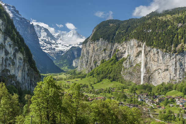 Panorama del valle de Lauterbrunnen en los Alpes berneses, Suiza. Paisaje idílico de Suiza
 - Foto, Imagen
