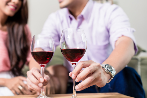 Homme plaçant des verres à vin sur la table
 - Photo, image