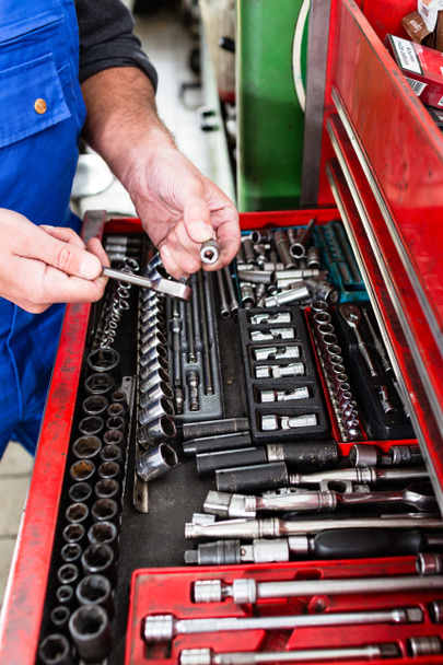 Auto mechanic holding working tools from tool box - Foto, Imagem