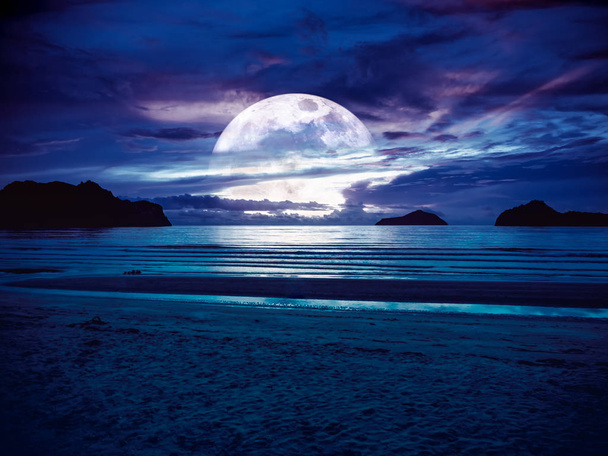 Super lune. Ciel coloré avec pleine lune brillante sur le paysage marin. Sérénité nature arrière-plan
,  - Photo, image