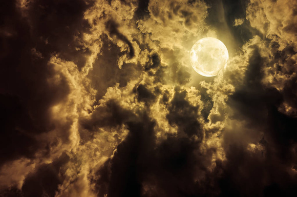 Paisaje del cielo con nubes oscuras por la noche. Hermosa luna llena detrás nublado con luz de luna, serenidad naturaleza fondo
. - Foto, Imagen
