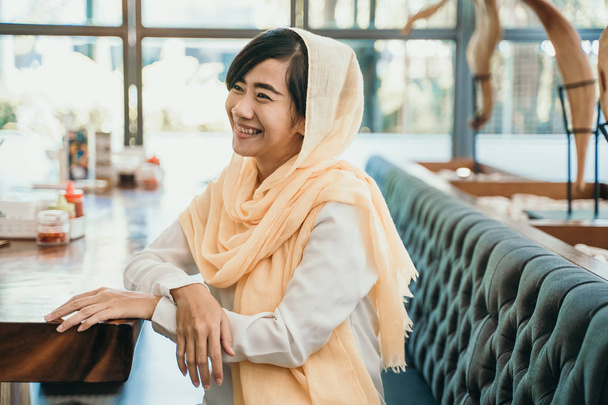 smiling muslim girl in cafe - Fotoğraf, Görsel