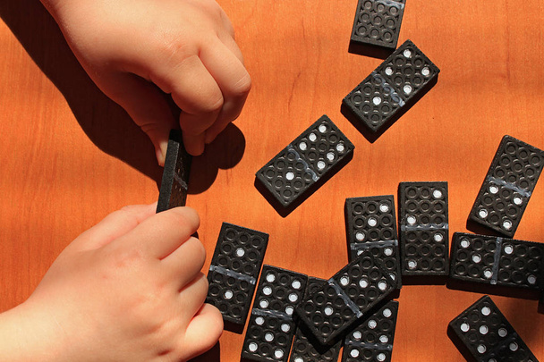 Učí děti hrát hru Domino v dřevěné pozadí - Fotografie, Obrázek