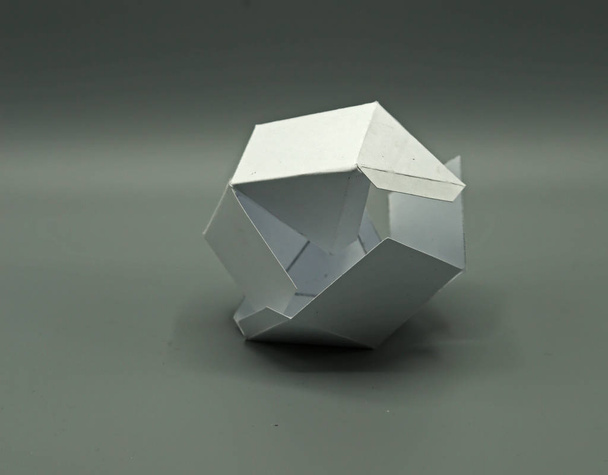 Geometrienetz des Kuboktaeders. 2-dimensionale Form faltbar, um eine 3D-Form oder einen Körper zu bilden. aufgefaltete 3D-Figuren. - Foto, Bild