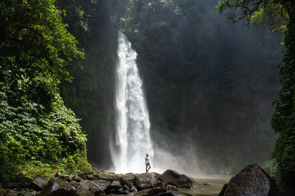 Poszukiwacze przygód w dżungli piękny wodospad - Zdjęcie, obraz