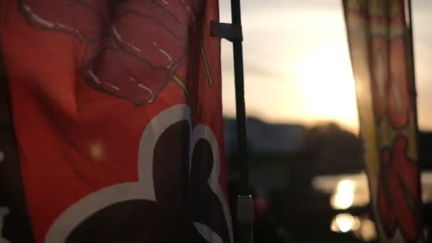 Viento que sopla bandera colorida con hermoso fondo escénico naturaleza
 - Metraje, vídeo