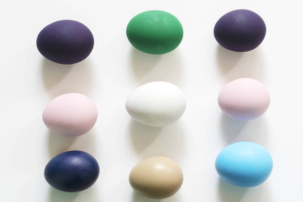 Nueve huevos de Pascua de diferentes colores (2019) Fondo
 - Foto, imagen