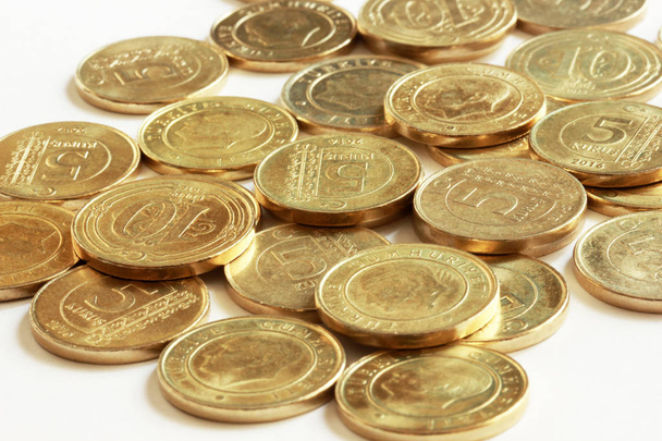 металеві турецькі монети на білому тлі
 - Фото, зображення