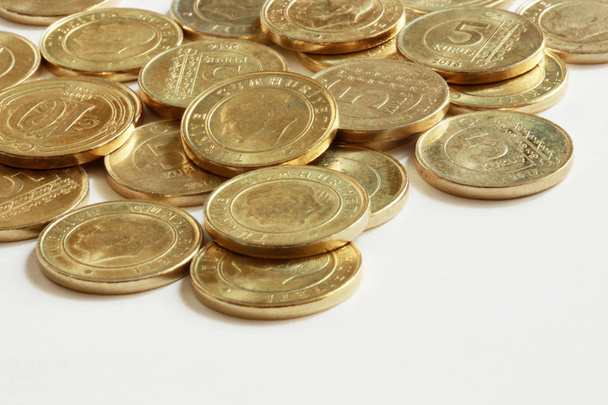 白い背景の上の金属のトルコ コイン - 写真・画像